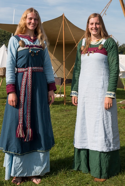 Authentic Viking women  – © Mike South 2017